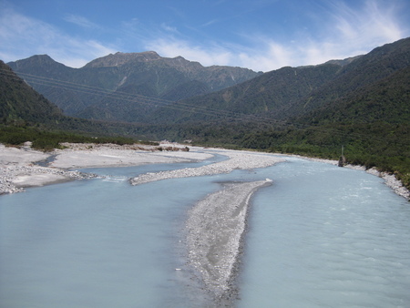 Bleuweisses Wasser in einem Fluss an der West Coast (NZ) Bleuweisses Wasser in einem Fluss an der West Coast (NZ)